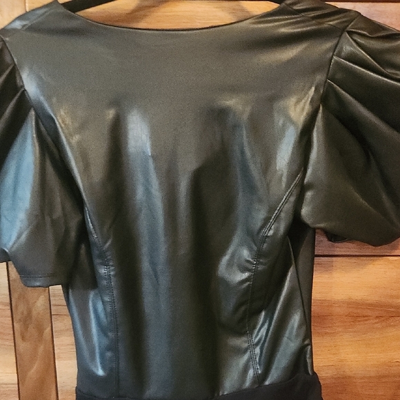 Elegant Black Faux Leather Bodysuit with Puff Sleeves - Picture 5 of 5